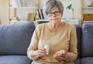 Son sınıf öğrencisi kadın elinde ilaç, kadın günlük vitamin normu, etkili ilaçlar, yaşlı akıl sağlığı için eczane, ağrı kesici ilaçlar, sağlık, ilaç, tedavi, terapi