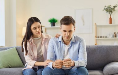 Evli çiftler evlerinde sohbet ederler, eşleri üzgün kocalarına destek verirler, depresyona girerler ve aile ilişkilerini aile içi rahatlık içinde sürdürürler..