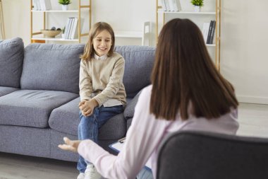 Çocuk psikolojisi oturumu, konuşma terapisi, danışmanlık veya özel ders, oturma odasında veya profesyonel psikolog ofisinde toplantı, çocuk bilişsel, genç duygusal veya sosyal çalışma, rahat sohbet