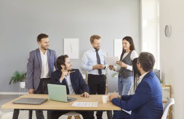 Şirketin büyümesi ve finansmanı hakkında konuşan kendine güvenen genç iş adamları toplantıda iş projesini tartışıyorlar. Modern ofiste iş arkadaşlarıyla iş konferansında oturan çalışanlar. Takım çalışması konsepti