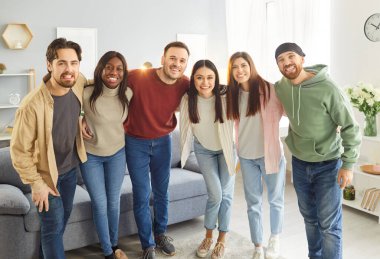 Farklı takımlar, mutlu birliktelik grup kucaklaşması, birbirini destekleyen topluluk, neşe ve eğlenceyi takiben, eski arkadaşlar ve sınıf arkadaşları buluşması, dostça vakit geçirmek için bir araya geliyor. 