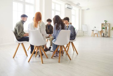 Psikolojik destek toplantısı, iş grubu danışmanı, terapist psikolog terapi seansında hastaların bağımlılık konuşmalarını desteklemek için danışmanlık yapıyor. 