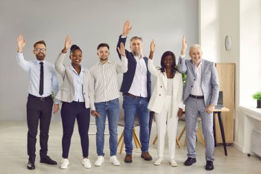 Gülümseyen, neşeli, çeşitli şirket çalışanlarının tam boy portresi mi? Yoksa bir iş görüşmesi hakkında bir soruya cevap vermek için sırada bekleyen bir grup personel mi?.