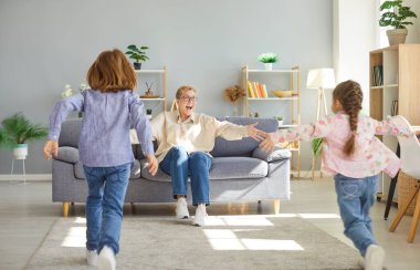 Mutlu büyükanneler evde küçük torunlarla tanışır, birlikte vakit geçirirler, yakın aile ilişkilerinin tadını çıkarırlar, hafta sonları oynarlar, sevgi ve ilgiyi ifade ederler, yaşlı emeklileri ziyaret ederler.