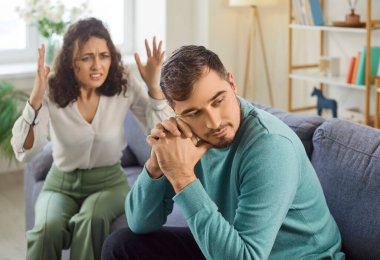 Suçlu, üzgün, genç bir adam kanepeye oturmuş, kızgın bir kadın ona bağırırken göz temasından kaçınıyor. Aile çifti evde tartışıyor, ilişki sorunları yaşıyor, öfke ve hayal kırıklıklarını dile getiriyorlar..