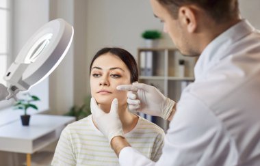 Dermatolog, kozmetikçi, güzellik uzmanı, kadına yakından bakan cilt uzmanı profesyonel büyüteç, cilt bakımı kliniği danışmanı, ben ya da deri büyümesi uzmanı, estetik cerrah teşhisi