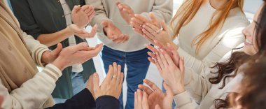 İş adamlarının alkışlaması, kutlama ekibi, ofis tebrikleri, onaylayan meslektaşlar, alkışlayarak övgü, verimli iş, başarılı koçluk yönetimi, yüksek sonuç. 