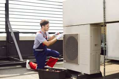 Tamirci çatıdaki havalandırma havalandırma sistemini kontrol, onarım ve onarım eder. İşçi, hizmet sırasında iklim ekipmanlarının uygun destek ve işletilmesini sağlar..