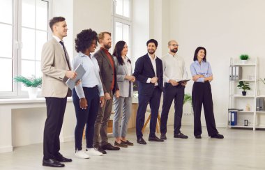 Genç iş adamlarından oluşan çok kültürlü bir grup ofiste sıra bekliyor. Irklar arası başarılı takım konuşmacı bekliyor. Konsept yönetici kadrosu, toplantı adabı, çalışanlar birlikte.
