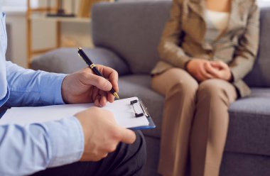 Psikiyatrist, psikiyatrik doktor seansı ruh sağlığı uzmanı yardımı için, yakın çekim formu. Psikiyatrik bozuklukların teşhisi ve tedavisi, kanepedeki hasta kadınla semptomları tartışmak. 