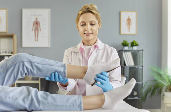 Врач-ортопед подбирает индивидуально ортопедические стельки для пациента в частной клинике. Плоские ноги, боль в ногах и ногах.