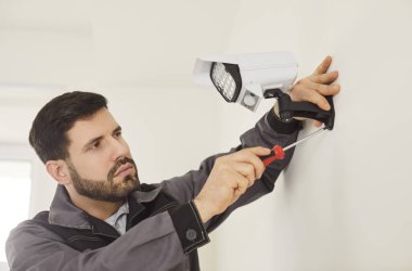 Mermi kamerasını bağlayan CCTV kurulumu, görüntüleme ve kaydetme sistemi kurma, hareket algılama ev güvenliği, akıllı yapay zeka teknolojisi, gece görüşü, montajlama ve test etme