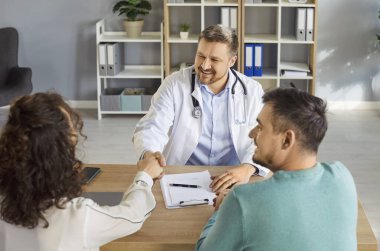 Doktor toplantısı, danışmanlık yapan mutlu çift hastaları doğum kliniğinde tebrik edin, yardım teklif edin, tıbbi tavsiyelerde bulunun, profesyonel klinisyenlerle konuşun, karı-koca konuşun, hamilelik planı yapın, test kontrolü yapın.