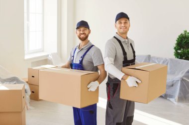 Karton kutular taşıyan adamların taşınması için teslimat hizmeti, nakliyat şirketi için eşyaları boşaltma ve taşıma hizmeti, ikamet paketlerinin değiştirilmesi, yeni bir daireye girme, ofis