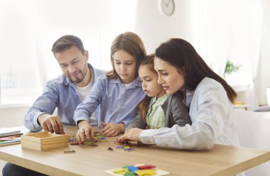 Mutlu, dost canlısı, eğlenceli, aktif aile evlerinde dikkatli bir şekilde tahta küple oyun oynayarak, inşaatlarda, şirin çocuklu aileler masada oturarak, hafta sonu eğlencesinde, gelişerek, öğrenerek eğleniyor.