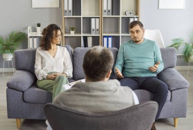 Aile çifti terapi seansı sırasında psikologla sohbet eder, danışmanlık, destek ve doktordan günlük odaklanma ve bakımla profesyonel bir ortamda yardım alır..