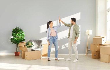 Genç çift yeni bir daireye taşınmaktan mutlu. Anlaşma işareti olarak beşlik çakıyorlar. Karton kutulardaki eşyaları açıp boş odada poz veriyorlar. Taşınma Günü ve Taşınma Konsepti
