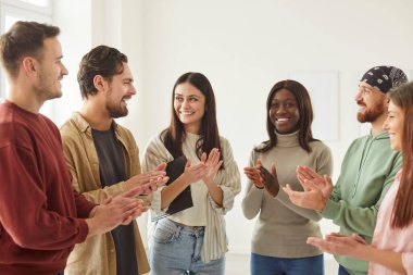Arkadaşlar takımı, ortak grupta mutlu bir birliktelik. Denetmenle birlikte eğitim görevlerini tamamladıktan sonra, toplum birbirini destekliyor. Talimatları takip ediyor, neşe ve eğlence yaratıyor.