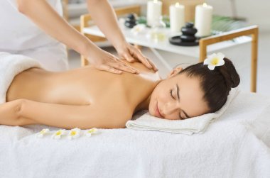 Masaj terapisi, aroma terapisi, yağ masajı, rahatlatıcı aroma spa, Asya çiçeği doğal aromatik masaj zevki, cilt sağlığını canlandırma, depresyonu hafifletme,