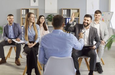 İş koçu, erkek konuşmacı dikiz aynası ekibi, çeşitli iş adamlarıyla çalışan danışman şirket grup toplantılarında stratejiyi açıkla, personel brifingde patronun talimatlarını dinle.