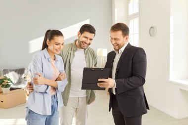 Aile yeni bir daire alıyor, emlakçının tavsiyelerini dinliyor, ev değerini hesaplıyor, ev tasarımı projesini tartışıyor. Müstakbel ev sahipleri emlakçıyla konuşuyor.