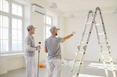 Daireyi yeniden dekore etmeyi planlayan iki erkek ressam, boyama ekipmanlarıyla kameraların önünde dikilip duvarları boyayarak işi nasıl çabucak bitireceklerini düşünüyorlar. İnşa ve onarım kavramı