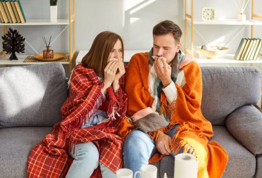 Sağlıksız karı koca birlikte nezle, hapşırık ve evde ateşle savaşmaya katlanıyor. Ortak mücadeleleri hastalık, virüs, hastalık ve gribin zorluklarını vurguluyor..