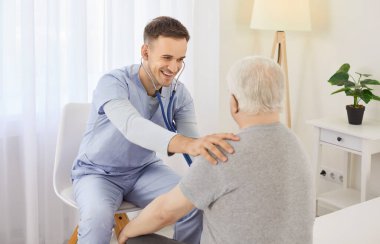 Evde yaşlı bir adam, omuz destekleyen genç bir doktor, muayene sırasında yaşlı hastalara bakan hemşire, hastane, klinik ve yaşlılar için bakım evlerinde ikamet edenler, 
