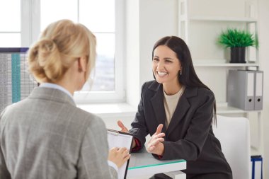 Ofis toplantısında iş muhasebe ve finans konularında birlikte çalışan mutlu iş arkadaşları, hassas ve takım çalışmasına sahip profesyonel bir ortamda işbirliği ve pazarlığa odaklanıyorlar..