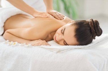 Kadınlar dinlenmeyi, aromatik masaj yağ zevkini, cilt sağlığını canlandırmayı, masaj terapistini sırt masajını, spa 'yı, sırt bakımını, rahatlatıcı kasları, enerjik vücudu, güzellik tedavisini sever.