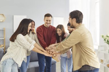 Neşeli arkadaşlar grup toplantısı, ortak beşlik çakan çok ırklı gençler takımı, takım çalışmasının keyfini çıkarın, birlik başarısını, başarısını, galibiyetini, başarılı iş birliğini, evdeki neşesini kutlayın. 