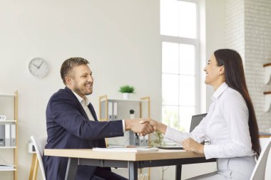 Güler yüzlü pazarlık sözleşmesi çeşitli iş adamları ofiste el sıkışıyor, müşteri yöneticiyle tokalaşıyor, avukat toplantısı, anlaşma, ilişki koçu ve masa başı işvereni tatmin oluyor.