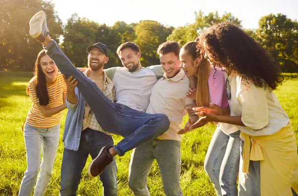 Çok mutlu arkadaşlar parkta poz verirken eğleniyor ve gülüyorlar, kaygısız mutlu ifadeler takınıyorlar, hafta sonları boş zamanlarında dışarıda oynuyorlar. Arkadaşlık ve eğlence konsepti.