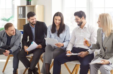 Bir grup neşeli genç iş adamı sıraya girip toplantı ya da konferansa hazırlanmak için birbirleriyle konuşuyorlar. Şirket çalışanları ofiste yeni bir girişimi tartışıyorlar..