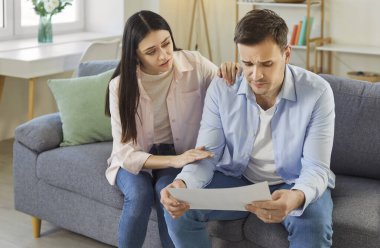 Hüsrana uğramış umutsuz bir adam faturaları kontrol ediyor, sağlık testi sonuçlarını tutuyor, aşırı harcamalar, yüksek ipotek, sigorta ücretleri, analiz masrafları, harcamalar, bütçe, eş desteği konusunda üzülüyor.