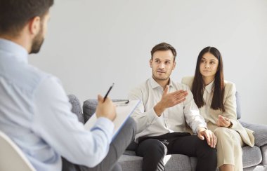 Aile çift terapi seansına katılır, bir psikolog doktorla konuşur, destek, zihinsel sağlık yardımı veya yardım ve ilişki geliştirme konularında danışmanlık yapar..