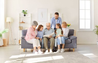 Oturma odasında büyük, mutlu bir aile bağı, bir araya gelip kanepedeki fotoğraf albümüne bakarak hatıraların tadını çıkarmak. Aşk, hatıra ve güçlü bir aile bağı..