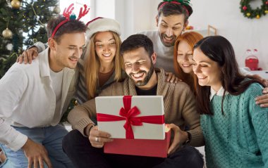 Arkadaşlar evde yeni yıl ya da Noel kutlaması sırasında hediye kutusu açtıklarında şaşırırlar. Festival atmosferi, parti sırasında paylaşılan eğlence ve keyfi vurguluyor.