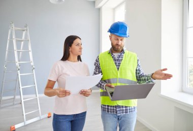 Sahibi ve başarılı profesyonel tamirci, dizüstü bilgisayarlı mimar inşaat işçisi. Düz plan belgelerini değerlendirmek için konuşuyor. İşbirlikçi inşaat projesi planlıyor, boyayı seçiyor, tasarım yapıyor. 