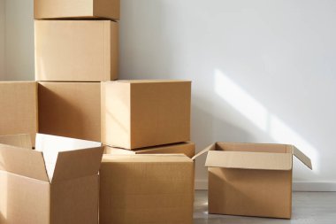 Dolaplar yığını, yığınla açık kutu, teslimat için çoklu depolama dolapları birbiri üzerine ve yakınına yerleştirilmiş, eşyalar paketlemek için servis ögeleri, ulaşım konteynırları hazırlamak 