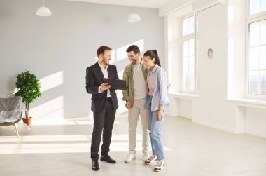 Emlakçı çiftle tanışır, erkek lisanslı emlakçı, satış elemanı reklam mülkü, satın almaya, satmaya ve kiralamaya yardım, apartman dairesi, piyasa koşullarında danışmanlık, belgeler, plan