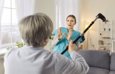 Kızgın yaşlı yaşlı kadın genç bayan hemşireye koltuk değneğiyle vuracak. Huzurevinde duran ve korkmuş bakıcıları kamışla tehdit eden çileden çıkmış kadın emekliler..