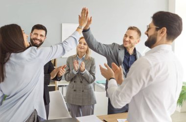 İş başarısı, büyük iş başarısı veya iş tanıtımı, modern ofiste tezahürat yapan iş adamları, tanınma, takdir
