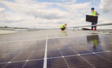 Çatıya kurulmuş bir güneş panelinin yakın görüntüsü. Fotovoltaik paneller, sürdürülebilir elektrik üretmek için alternatif bir enerji kaynağı sağlayarak yenilenebilir enerji yakalıyor.