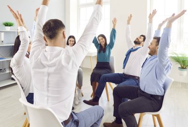 İş dünyasından mutlu insanlar eğitimi, bir grup pozitif esinlenilmiş profesyonel çalışan yönetici takım arkadaşları ofiste daireler çiziyor, eğitim brifingleriyle buluşuyor, fikirler yaratıyor, dinleniyor ve dinleniyor.