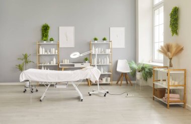 Güzellik uzmanı ve kozmetik uzmanının güzellik salonu, yüz bakımı, masaj. Mobilya ve ekipmanlarla modern kozmetik dermatoloji kliniği. Kozmetoloji kavramı