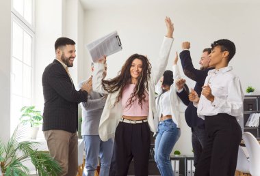 Dans eden mutlu bir iş kadınının portresi, ofis toplantısındaki meslektaşlarını alkışlayan grup enerjili bir ekip, mekanı zafer ve alkış merkezine çeviren.