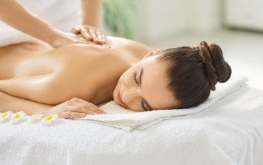 Kadınlar aromatik masaj yağ zevkini, cilt sağlığını canlandırmayı, masaj terapistini sırt masajını, sırt masajını, spa masajını, kasları gevşetmeyi, enerjik vücudu, Asyalı güzellik tedavisini sever.