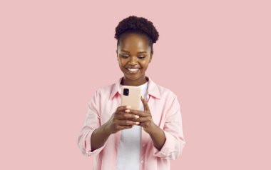 Genç bir Afro-Amerikalı kız elinde bir telefon tutuyor ve müfettişe gülümsüyor. Gülümseyen bir genç kız cep telefonu kullanır, sosyal ağda arkadaşlarıyla iletişim kurar..