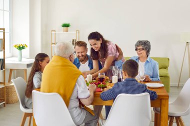 Çok nesildir aile Şükran Günü 'nü evde kutluyor. Masada bir araya gelen gençler ve yaşlılar yemek yer, içer, yemek servis eder, şakalaşır ve eğlenir. Aile kutlaması kavramı